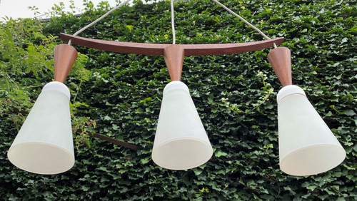 Lampadario scandinavo in teak e opalino