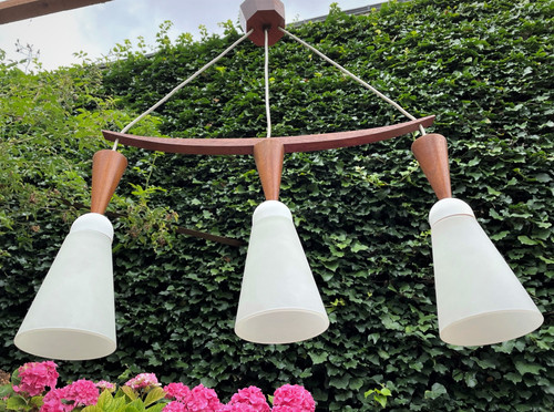 Lampadario scandinavo in teak e opalino