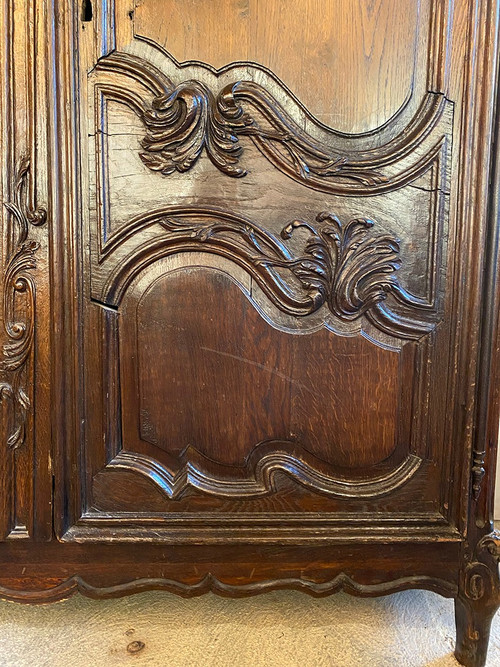 Carved oak cabinet decorated with foliage and flowers, late 18th century