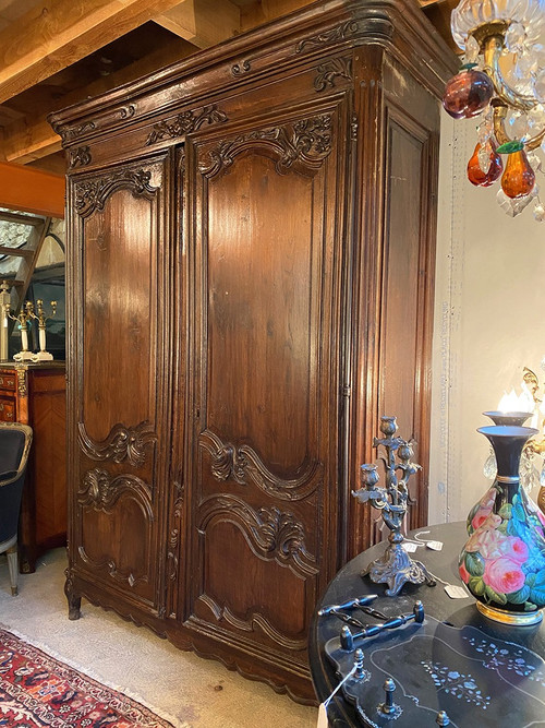 Carved oak cabinet decorated with foliage and flowers, late 18th century