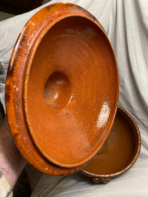 bellissima zuppiera della fine del XVIII secolo in terracotta marmorizzata smaltata in stile Luigi XV, ocra e marrone, provenzale