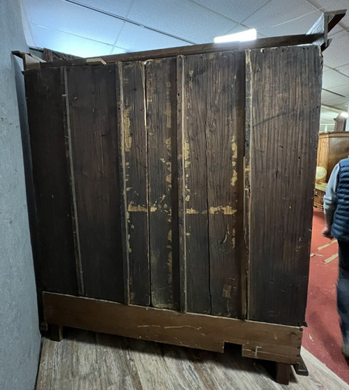 Travail RHENAN du XVII siècle pour : Armoire en bois mouluré et richement sculpté à décor de colonne