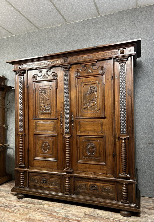 Travail RHENAN du XVII siècle pour : Armoire en bois mouluré et richement sculpté à décor de colonne