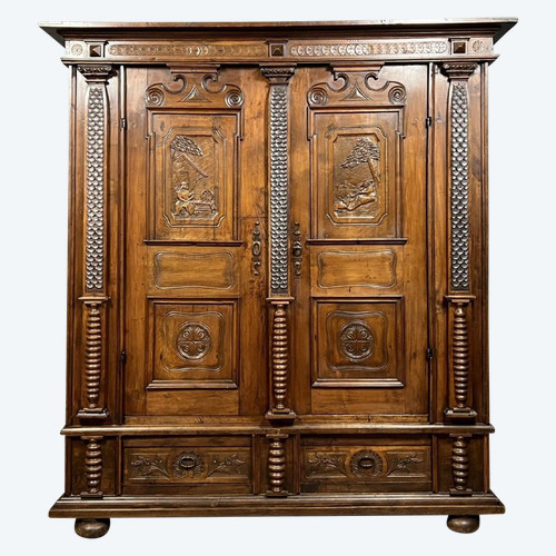 Travail RHENAN du XVII siècle pour : Armoire en bois mouluré et richement sculpté à décor de colonne