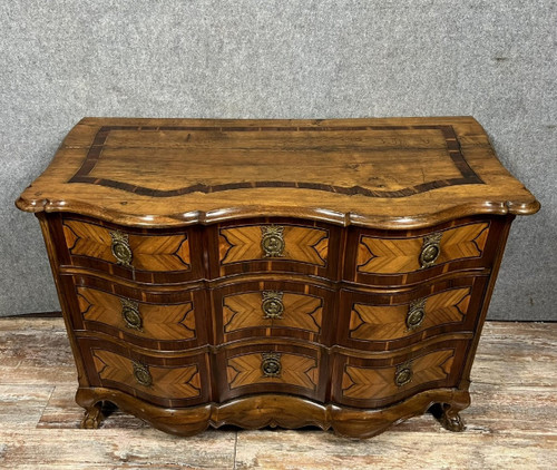 commode Arbalète époque Louis XV en marqueterie de bois nobles