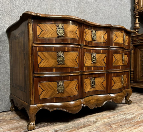 commode Arbalète époque Louis XV en marqueterie de bois nobles