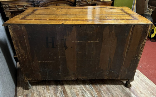 commode Arbalète époque Louis XV en marqueterie de bois nobles