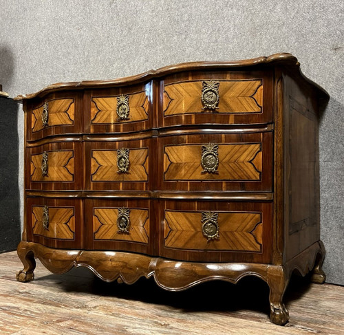 commode Arbalète époque Louis XV en marqueterie de bois nobles