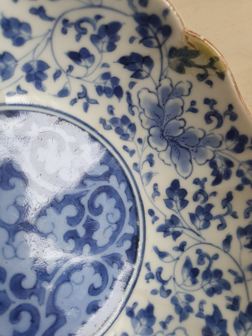 Paar Porzellanschalen im Kakiemon-Stil mit Blütenranken verziert