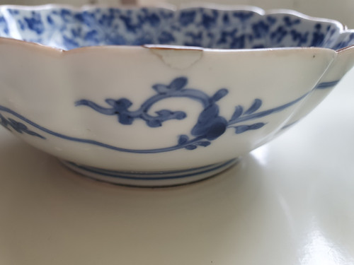 Paar Porzellanschalen im Kakiemon-Stil mit Blütenranken verziert