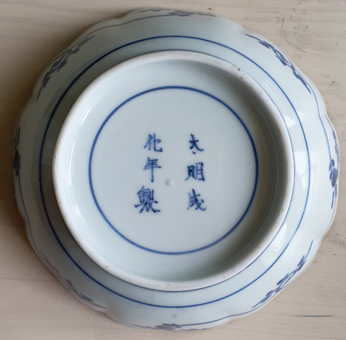 Paar Porzellanschalen im Kakiemon-Stil mit Blütenranken verziert