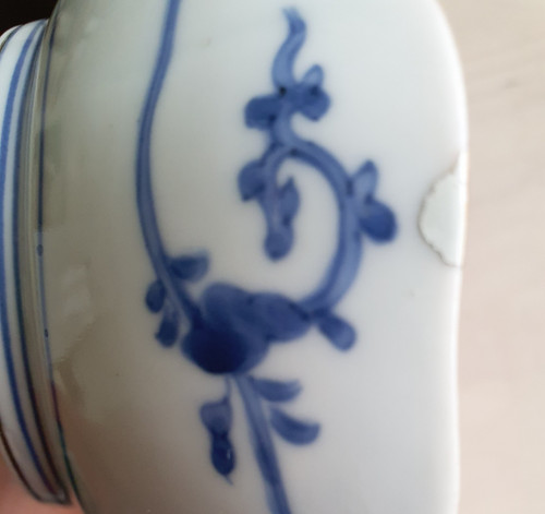 Paar Porzellanschalen im Kakiemon-Stil mit Blütenranken verziert