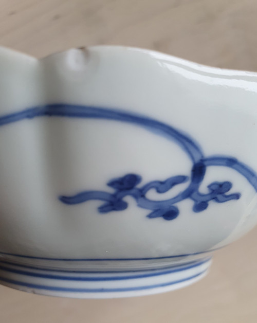 Paar Porzellanschalen im Kakiemon-Stil mit Blütenranken verziert