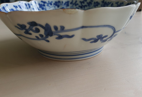 Paar Porzellanschalen im Kakiemon-Stil mit Blütenranken verziert