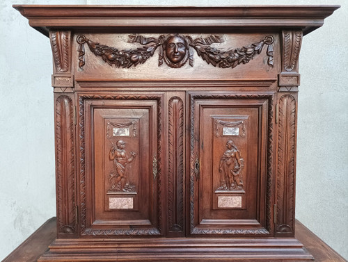 Small Renaissance buffet in stamped walnut