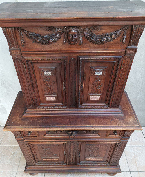 Small Renaissance buffet in stamped walnut