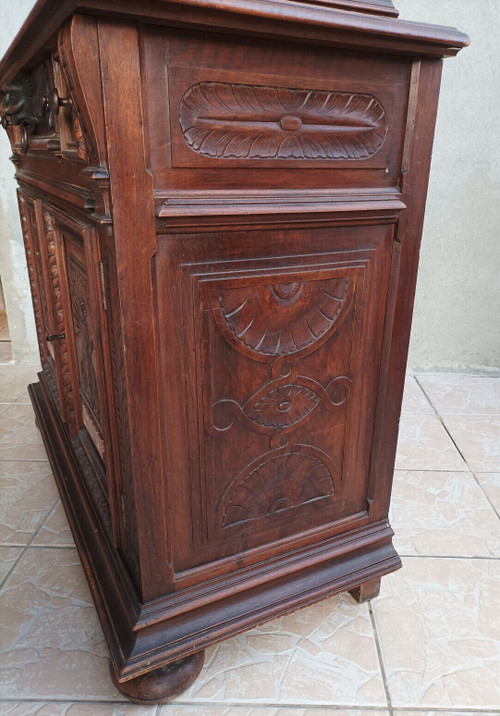 Small Renaissance buffet in stamped walnut