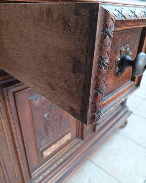 Small Renaissance buffet in stamped walnut