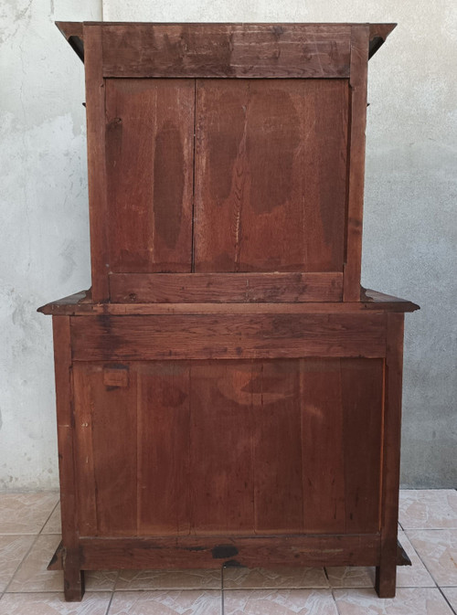 Small Renaissance buffet in stamped walnut