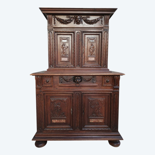 Small Renaissance buffet in stamped walnut