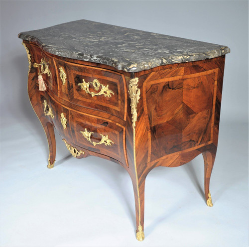 REMISE 25\% - Estampillée Ellaume -  Belle Commode Sauteuse  –XVIIIème