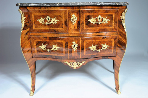 REMISE 25\% - Estampillée Ellaume -  Belle Commode Sauteuse  –XVIIIème