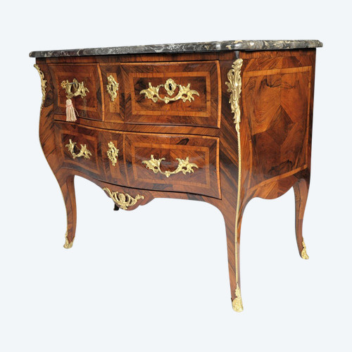 REMISE 25\% - Estampillée Ellaume -  Belle Commode Sauteuse  –XVIIIème