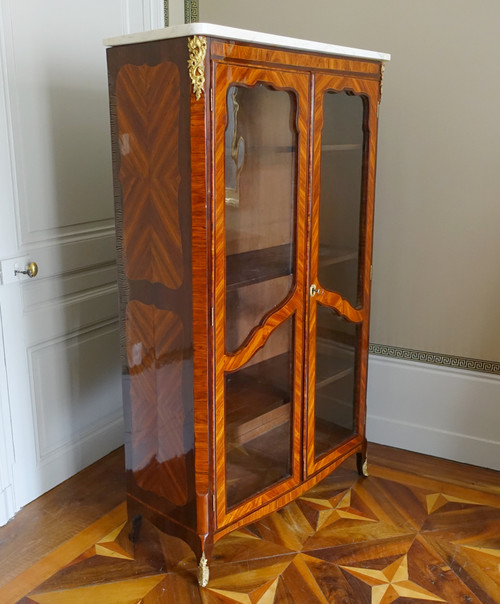 Vitrine bibliothèque d'époque Louis XV en marqueterie