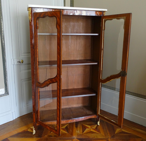 Vitrine bibliothèque d'époque Louis XV en marqueterie