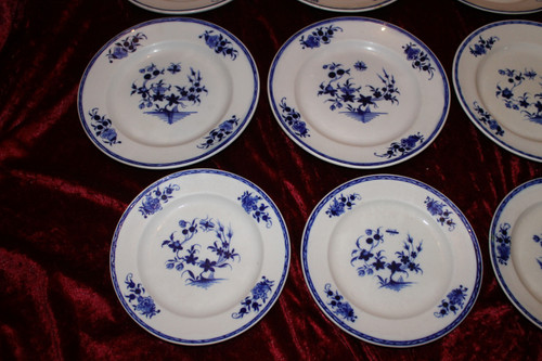 12 assiettes en porcelaine tendre de Tournai époque 18ème décor à la mouche et aux 3 clochettes