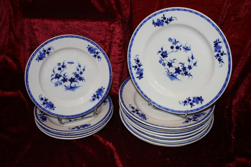 12 assiettes en porcelaine tendre de Tournai époque 18ème décor à la mouche et aux 3 clochettes