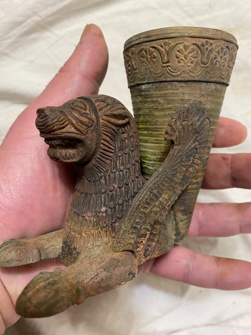 Beautiful bronze cornet vase, chiseled and patinated by time on the back of a Persian cheetah, 19th century