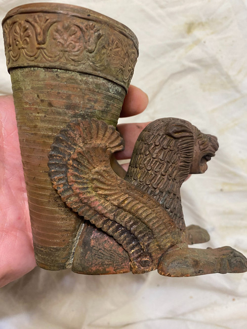 Beautiful bronze cornet vase, chiseled and patinated by time on the back of a Persian cheetah, 19th century