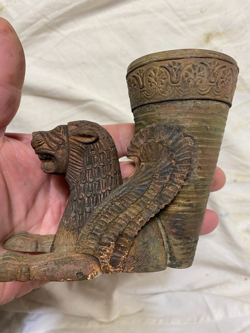 Beautiful bronze cornet vase, chiseled and patinated by time on the back of a Persian cheetah, 19th century