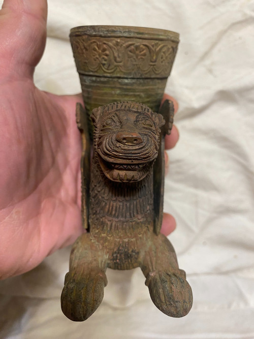 Beautiful bronze cornet vase, chiseled and patinated by time on the back of a Persian cheetah, 19th century