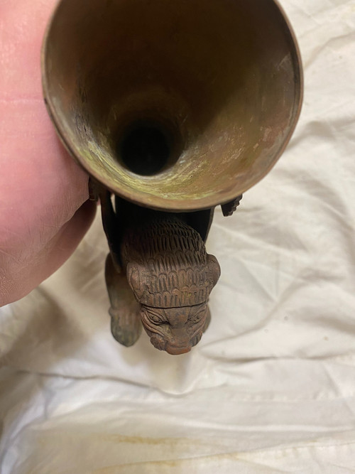 Beautiful bronze cornet vase, chiseled and patinated by time on the back of a Persian cheetah, 19th century