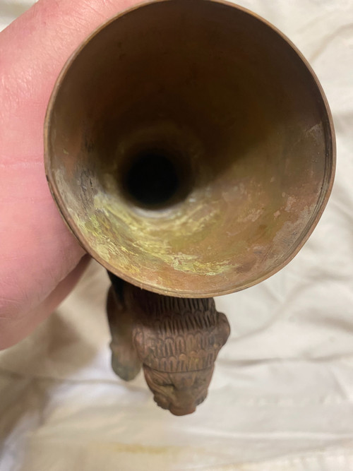 Beautiful bronze cornet vase, chiseled and patinated by time on the back of a Persian cheetah, 19th century