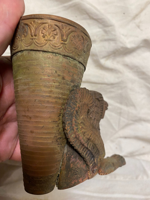 Beautiful bronze cornet vase, chiseled and patinated by time on the back of a Persian cheetah, 19th century