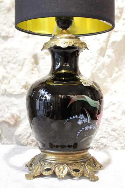 Lampada da tavolo, vaso con fondo nero e fiori policromi fine XIX secolo