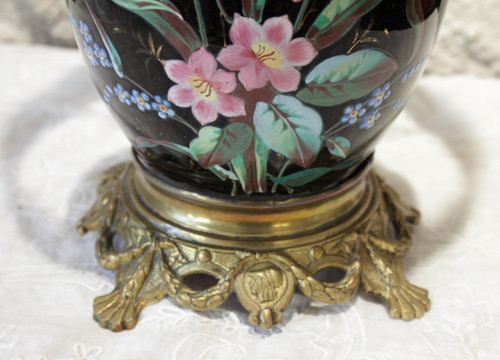 Lampada da tavolo, vaso con fondo nero e fiori policromi fine XIX secolo