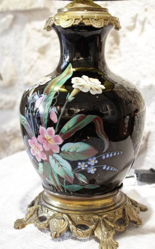 Lampada da tavolo, vaso con fondo nero e fiori policromi fine XIX secolo