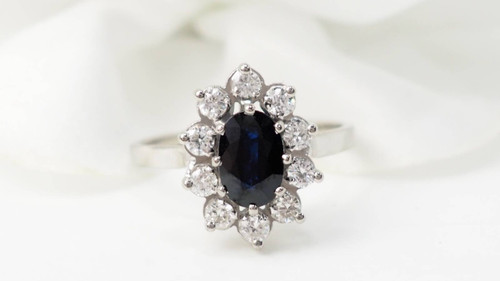 Surrounding ring in white gold, sapphire and diamonds