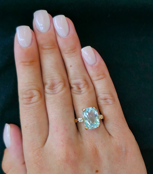 Bague Ornée d'Une Aigue Marine Et Diamants.