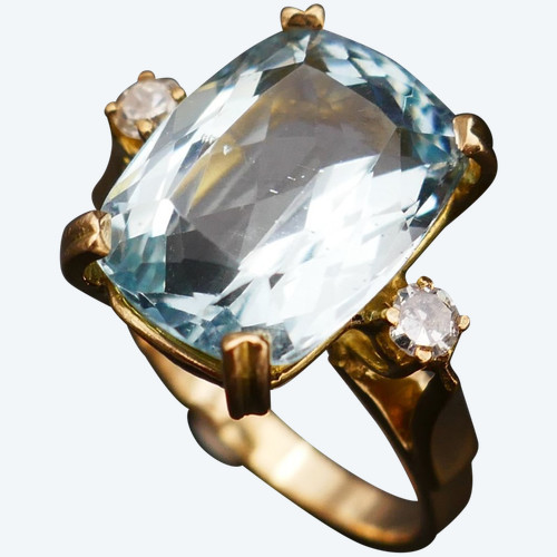 Bague Ornée d'Une Aigue Marine Et Diamants.