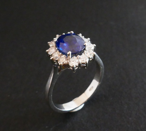 Anello con zaffiro Marguerite circondato da diamanti.