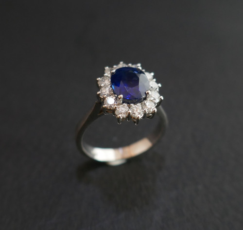 Anello con zaffiro Marguerite circondato da diamanti.