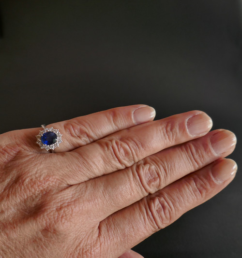 Anello con zaffiro Marguerite circondato da diamanti.