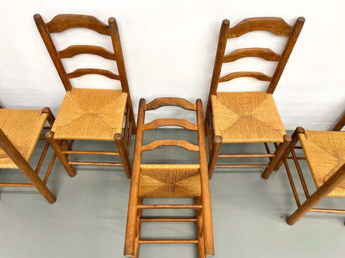 Série de 8 chaises en orme massif et assise paillée