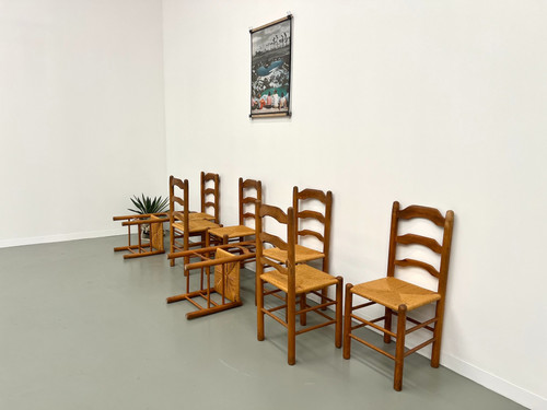 Série de 8 chaises en orme massif et assise paillée