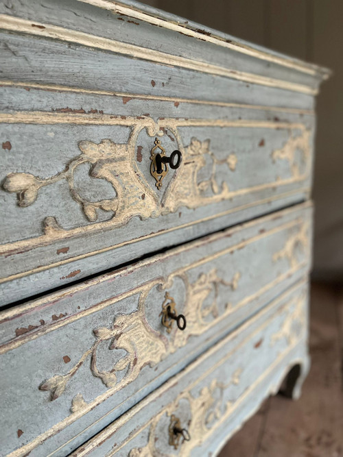 Louis XV chest of drawers from Liège, 18th century, beautiful patina, attractive carving